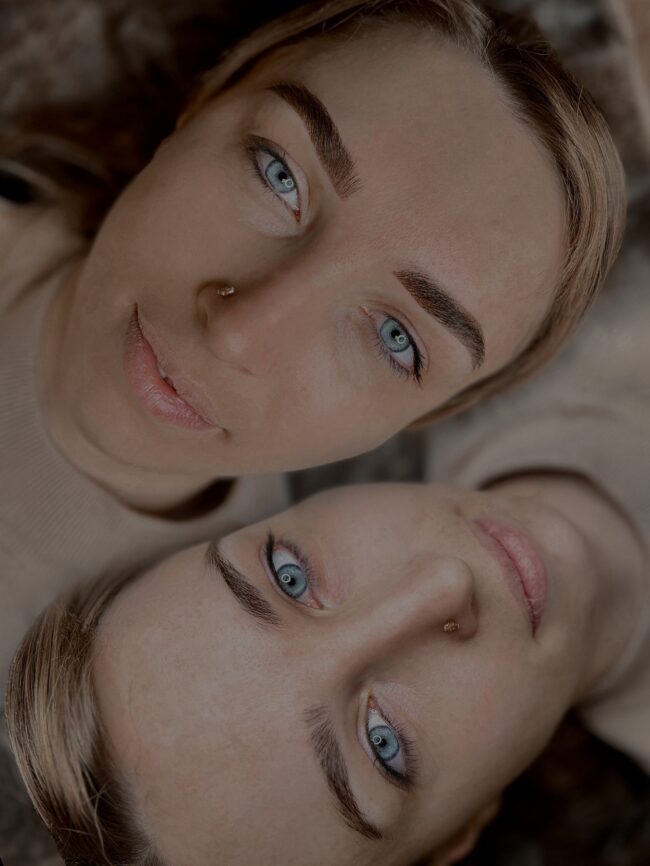 Makijaż Permanentny Wika – Stacja-tattoo.pl Gorzów Wielkopolski 06 Kobieta z wykonanym makijażem typu brwi pudrowe (ombre brows)