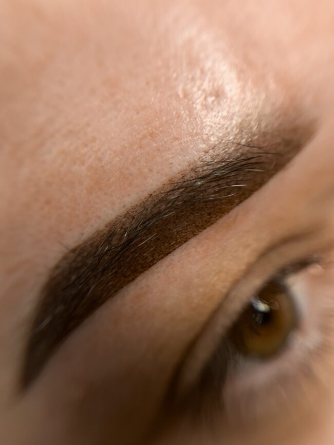 Kobieta z makijażem permanentnym wykonanym w stylu brwi włoskowych (microblading)